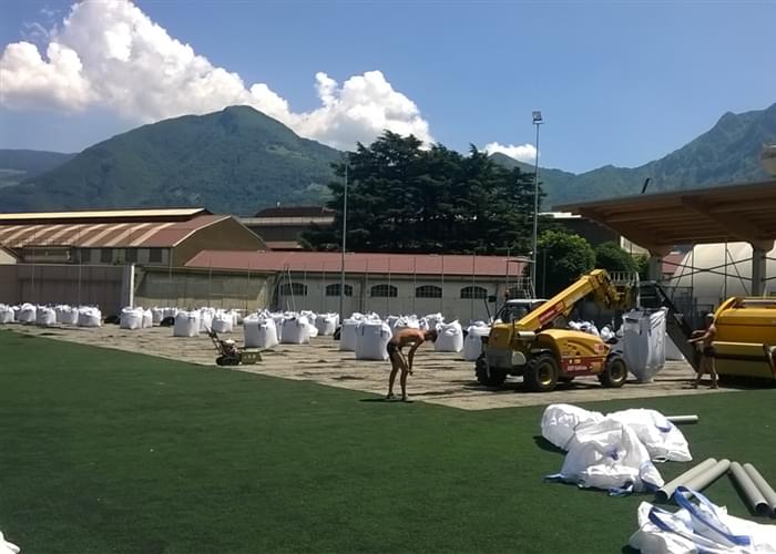 Recualificación manto de césped sintético Recualificación del terreno de juego a través de la eliminación del viejo tapiz de césped sintético y la instalación del nuevo manto... <a href="/empresa/desde-la-produccion-y-hasta-la-instalacion-tu-manto-de-cesped-sintetico-llave-en-mano">Lee todo</a>
