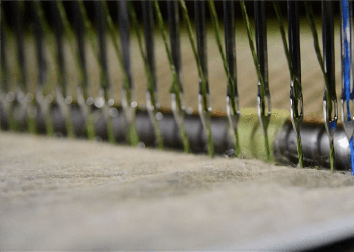 Tejedura césped sintético Producción, para llegar a la realización del césped sintético, Italgreen sigue los siguientes procesos: Extrusión, Torsión, Tejedura (en la foto), revestimiento <a href="/empresa/desde-la-produccion-y-hasta-la-instalacion-tu-manto-de-cesped-sintetico-llave-en-mano">Lee todo</a>